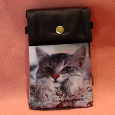 Pochette de téléphone tête de chat posée sur ses pattes