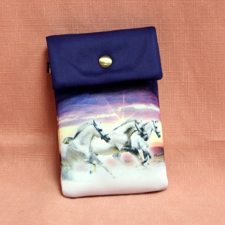 Pochette de téléphone trois chevaux blanc au galop sur fond violet
